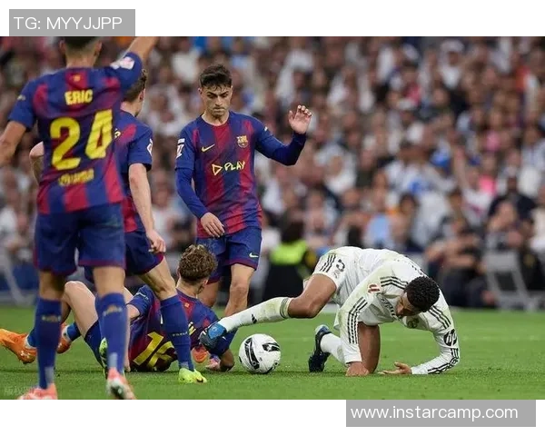 足球明星中的中场大师们如何改变比赛格局与战术风云